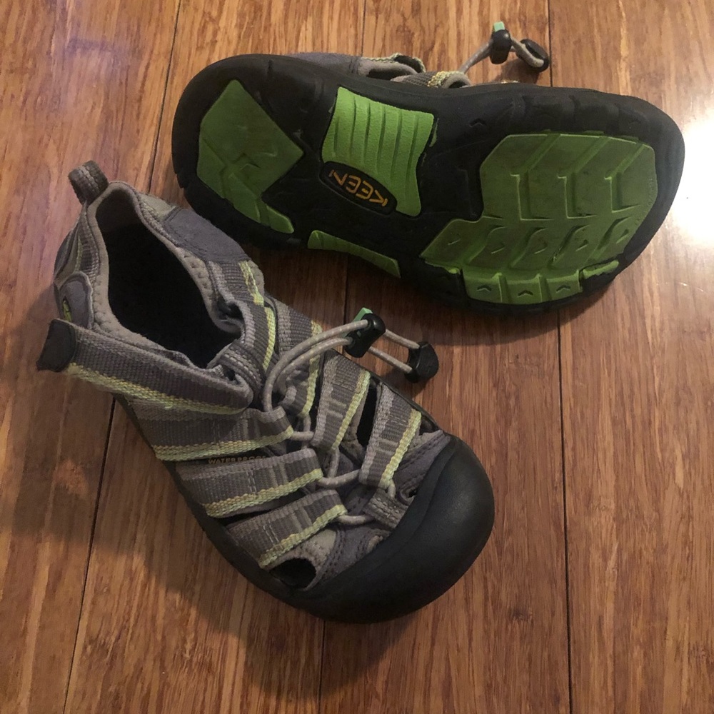 Keen sandals in gray with green